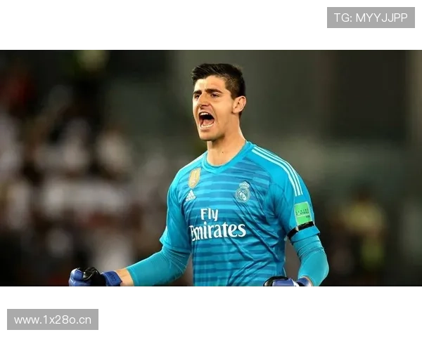 库尔图瓦独自绕场致谢球迷温情一幕